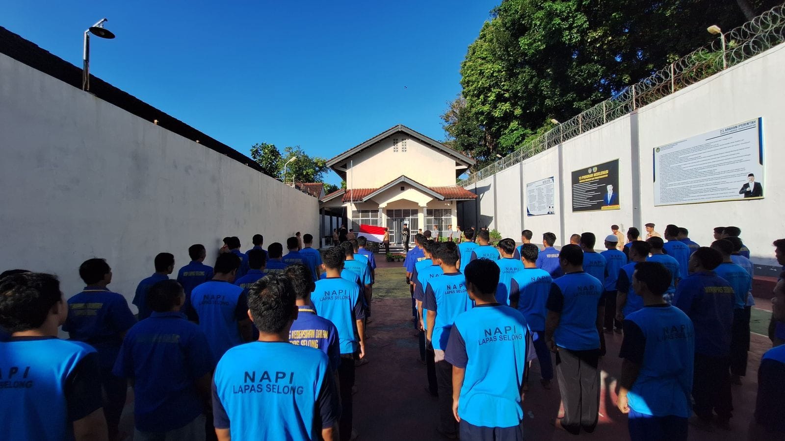 Ratusan narapidana Lembaga Pemasyarakatan Kelas IIB Selong saat berbaris,