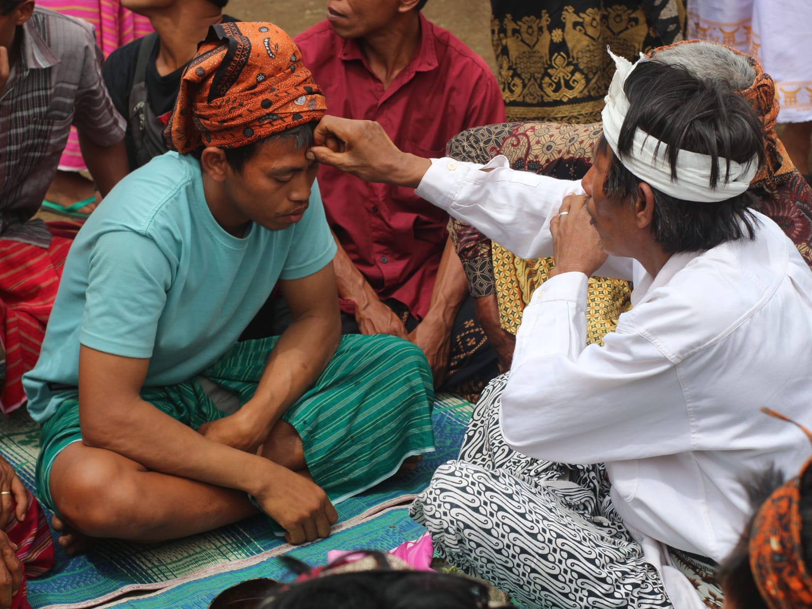 : Tokoh masyarakat Desa Sajang saat disembek oleh mangku gunung sebelum naik ke pos dua Gunung Rinjani untuk menyelesaikan prosesi adat Ngasuh Gunung.