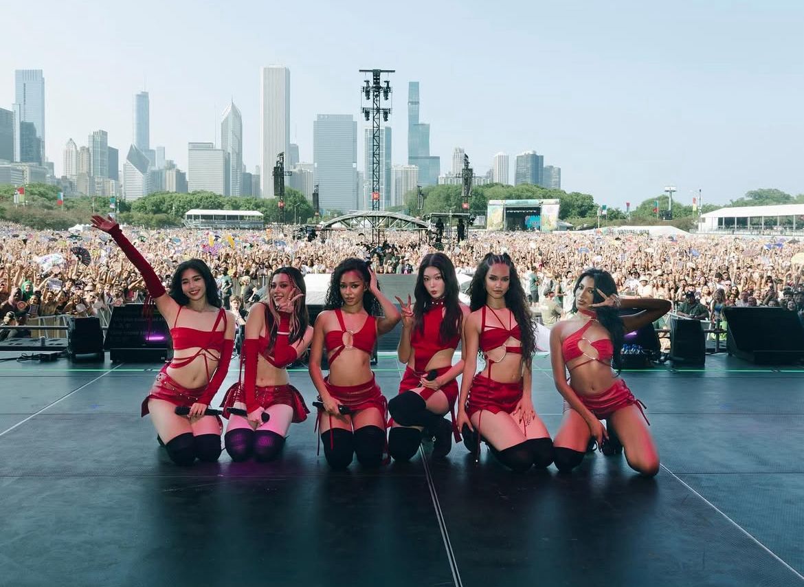 KATSEYE saat di panggung Lollapalooza 2025 pada 3 Agustus 2025