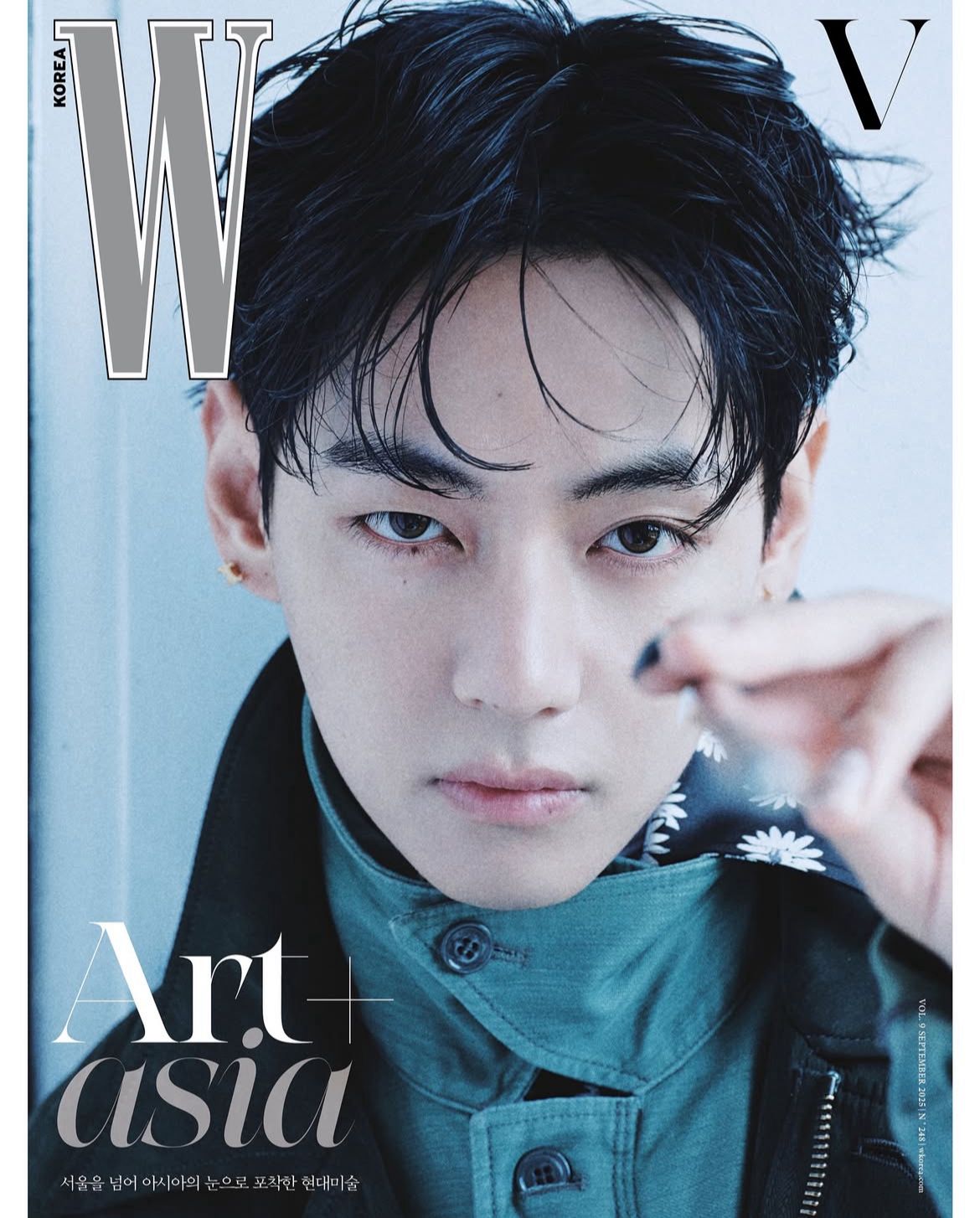 V BTS di sampul W Korea