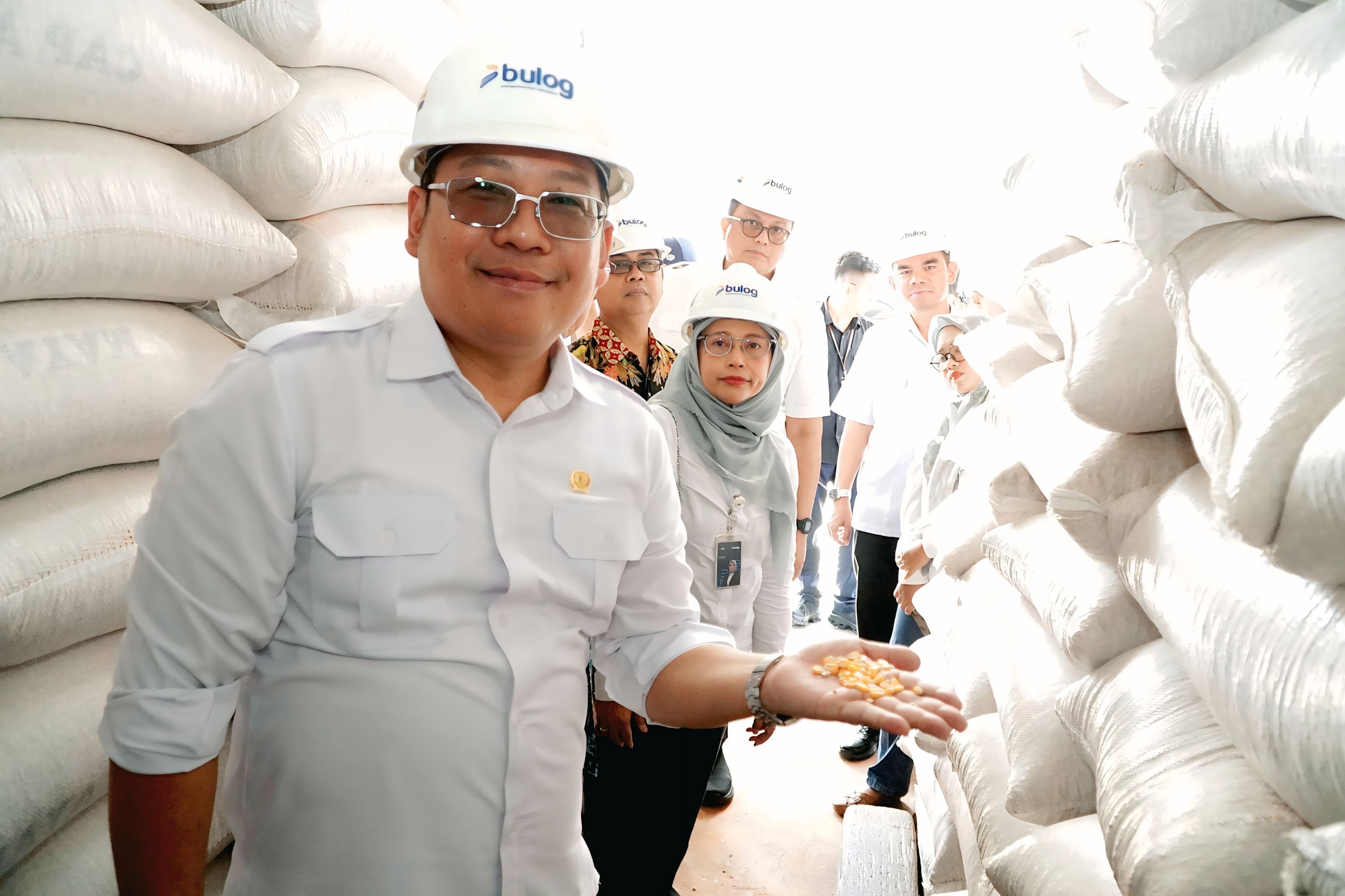 Kepala Bapanas Arief Prasetyo Adi, saat meninjau langsung aktivitas pengadaan produksi petani lokal di Gudang Bulog Dasan Cermen, Divre NTB, Sabtu (2/8).