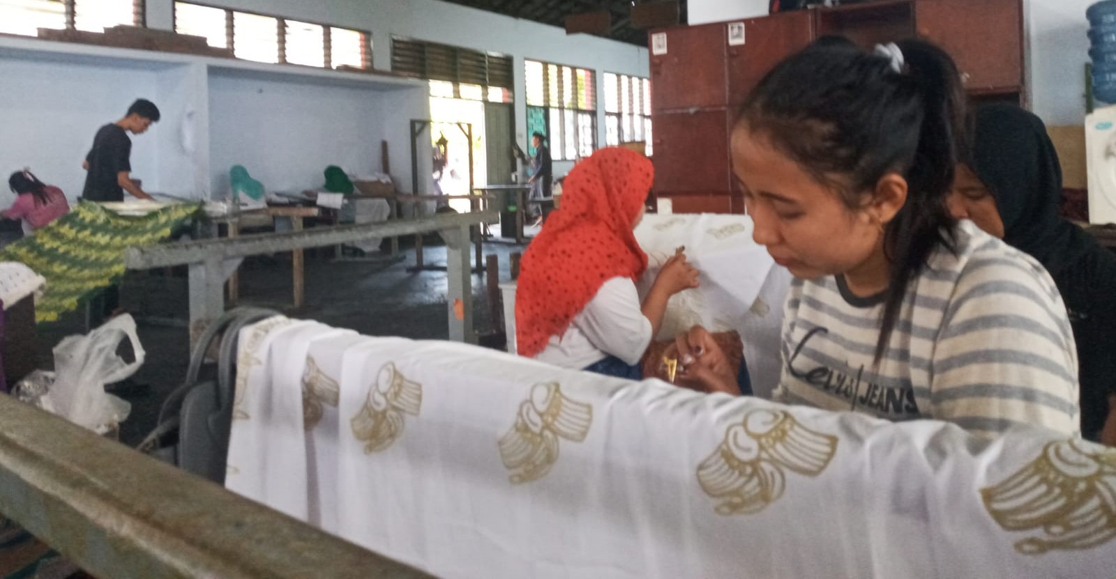 Alumni SMKN 5 Mataram mencanting batik di ruang produksi batik SMKN 5 Mataram. Ini bagian dari teaching factory sekolah tersebut.
