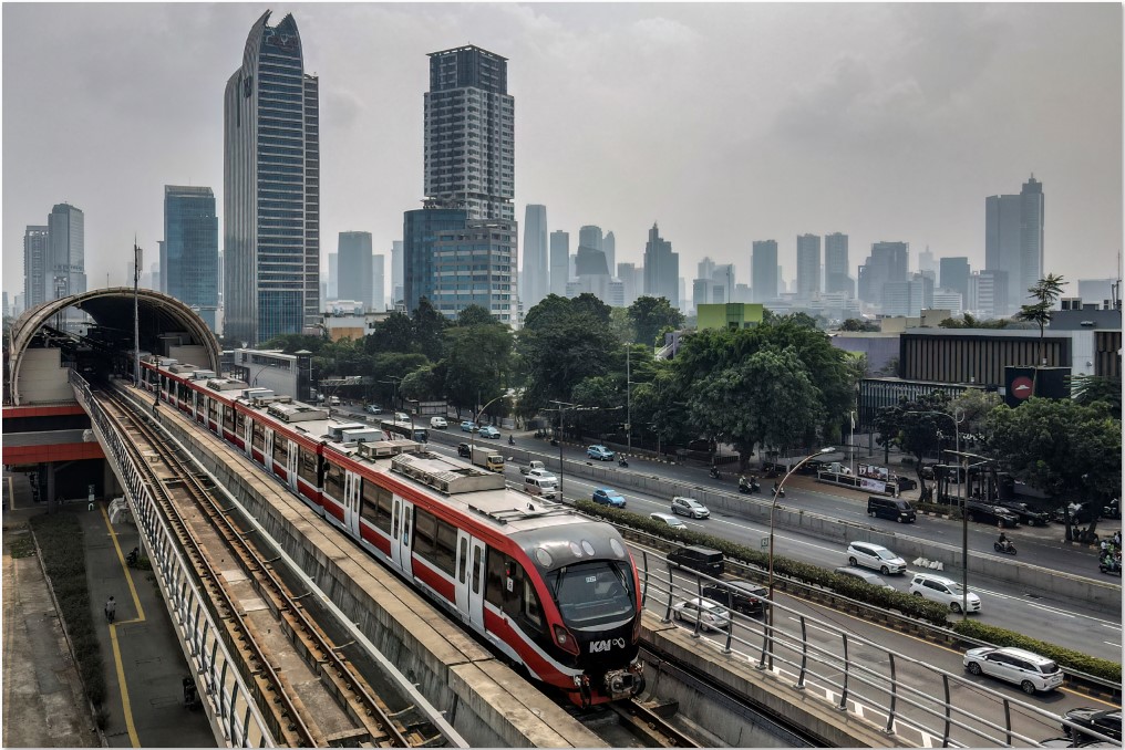 PUSAT BISNIS: Tampak foto udara kereta penumpang yang berjalan di rel layang di kawasan pusat bisnis Jakarta, Selasa (5/8). Pertumbuhan ekonomi RI diklaim menjadi salah satu yang tertinggi di ASEAN.