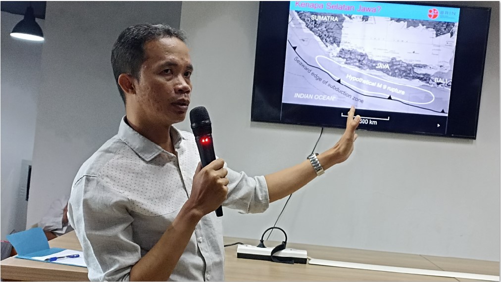 JELASKAN: Peneliti Pusat Riset Kebencanaan Geologi BRIN Purna Sulastya Putra dalam diskusi tsunami purba di Jakarta, Rabu (6/8).&nbsp;