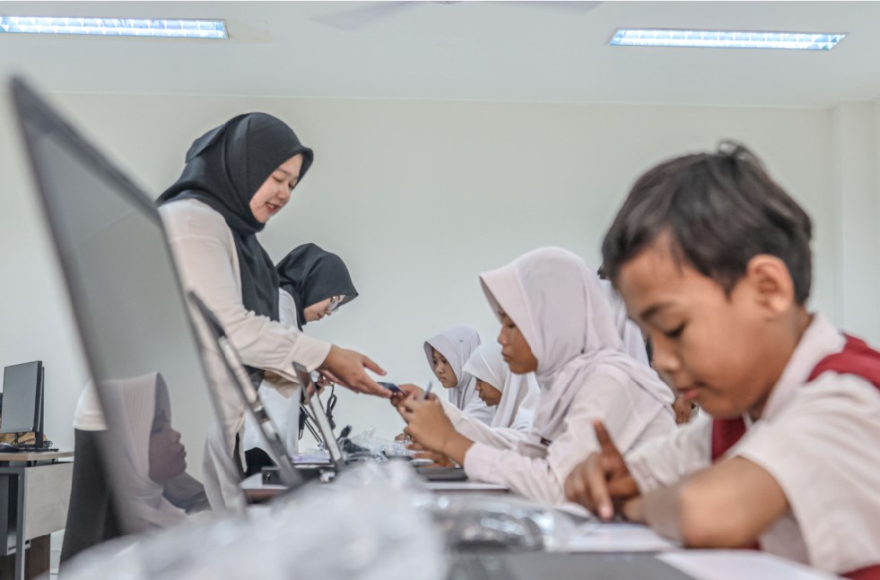 KADO HUT RI: Sejumlah guru sedang mengajar di Sekolah Rakyat dan Sentra Terpadu Pangudi Luhur STPL, Jakarta, Rabu (9/7). Pemerintah meluncurkan tiga kebijakan untuk guru dalam program kado HUT RI.