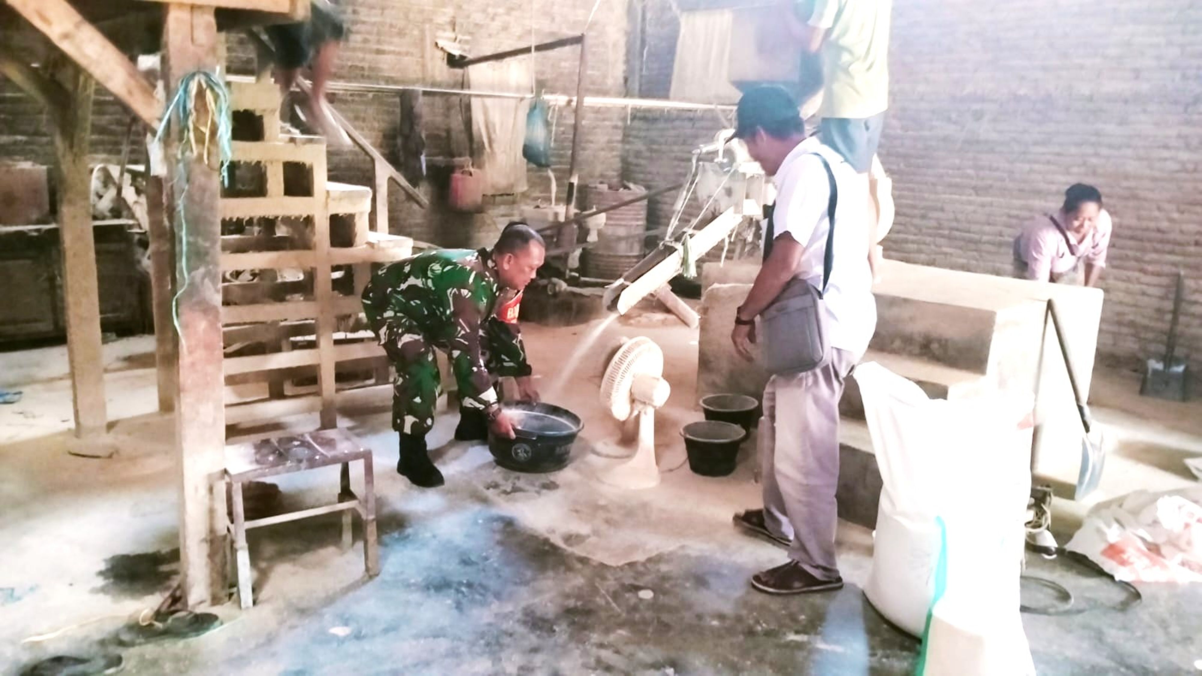 Antsiipasi penimbunan, Babinsa Sukarara Serma Ifan Suntoro memantau langsung lokasi penggilingan padi milik warga di Dusun Batu Kuwur, Desa Sukarara, Jonggat, Loteng, Rabu (6/8).