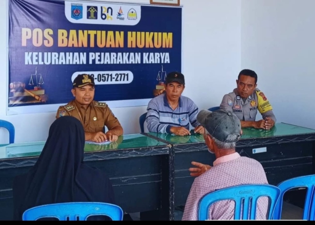 MEDIASI: Lurah Pejarakan Karya, Kecamatan Ampenan&nbsp; Mulhakim SH didampingi Babinma dan Kepala Lingkungan memediasi warga yang tengah bersengketa di Pos Bantuan Hukum Kelurahan Pejarakan Karya.