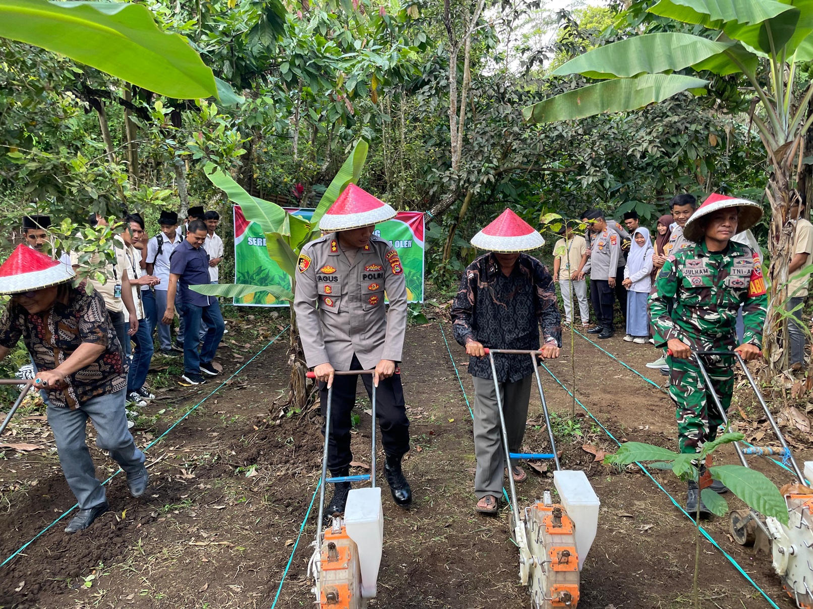 Kapolres Lotara Agus Purwanta (dua kiri) saat melakukan penanaman serentak jagung di Dusun Subak Sepulu, Desa Santong, Kecamatan Kayangan, Rabu (6/8).