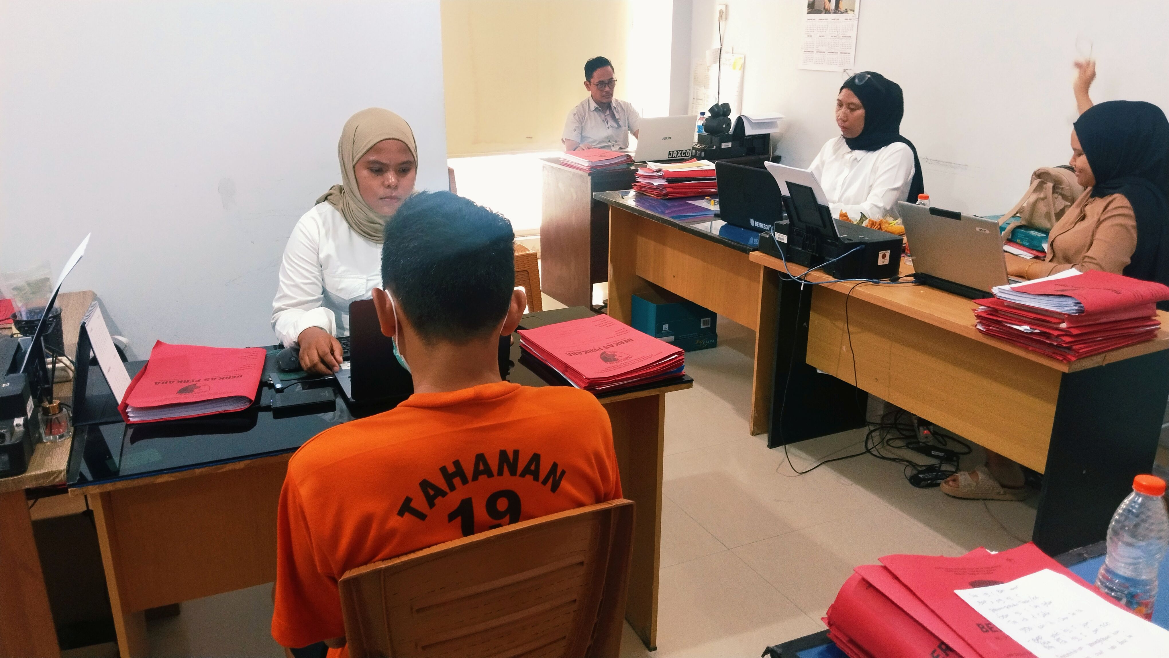 Fachrudin Azzahidi memilih diam saat ditanyai wartawan lantaran memiting istrinya hingga tewas di Lombok Tengah