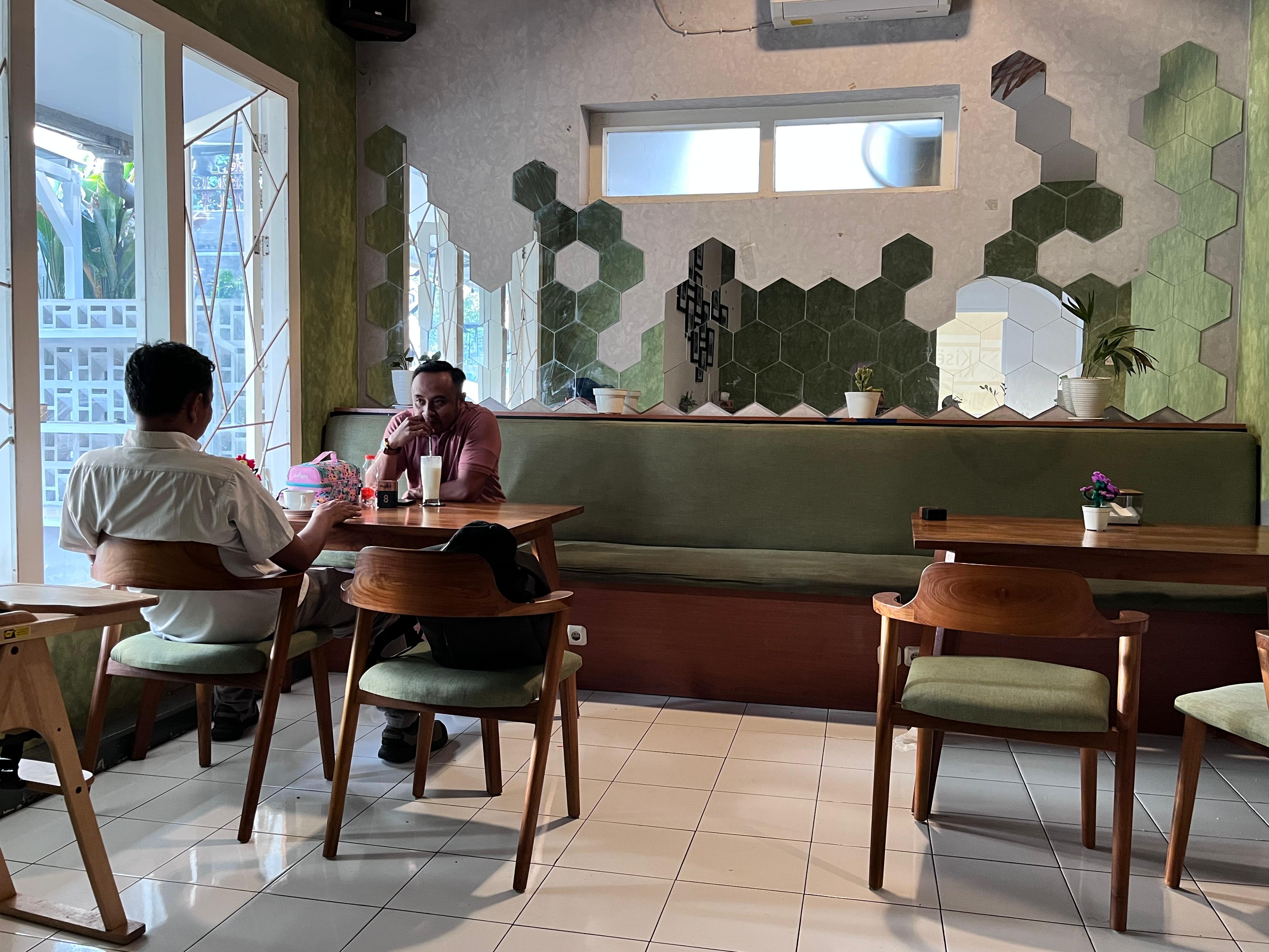 Dua warga Kota Mataram yang sedang bersantai di sebuah kafe, belum lama ini.