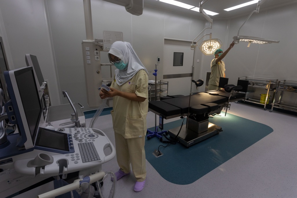 MENJEMPUT SEJARAH: menyiapkan peralatan di ruang tindakan IVF (In Vitro Fertilization) RSUD H. Moh. Ruslan Kota Mataram, menjelang peluncuran layanan bayi tabung perdana pada Jumat, 8 Agustus 2025.