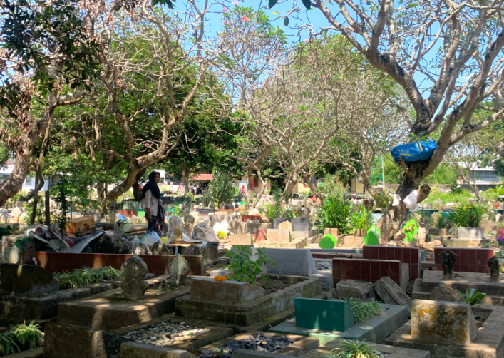 TEMPAT TERAKHIR: Seorang yang berdiri di&nbsp; tengah tempat pemakaman umum Karang Medain.&nbsp;