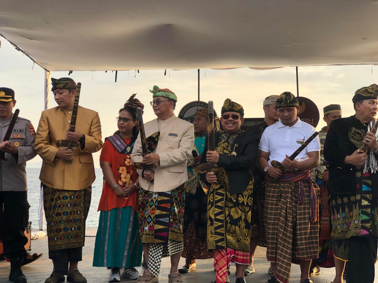 Festival Keris Lombok yang diselenggarakan di Senggigi akhir pekan lalu menjadi daya tarik bagi pariwisata di Lombok Barat.
