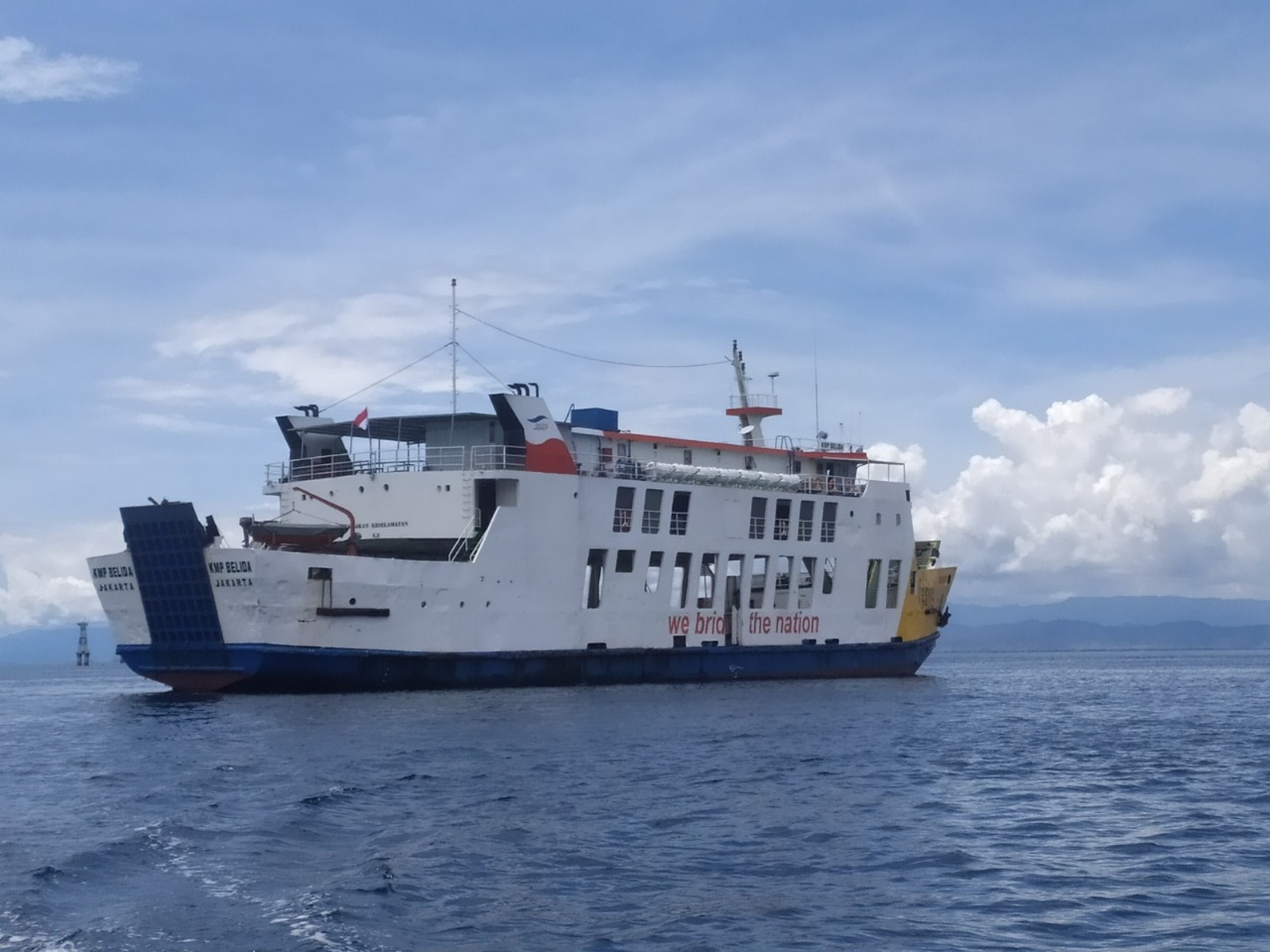 Sebuah kapal melintasi rute Kayangan-Pototano, beberapa waktu lalu. ASDP dan Pemkab Lombok Timur Jalin Kesepahaman Terkait Pengelolaan Air Tawar di Pelabuhan Kayangan.