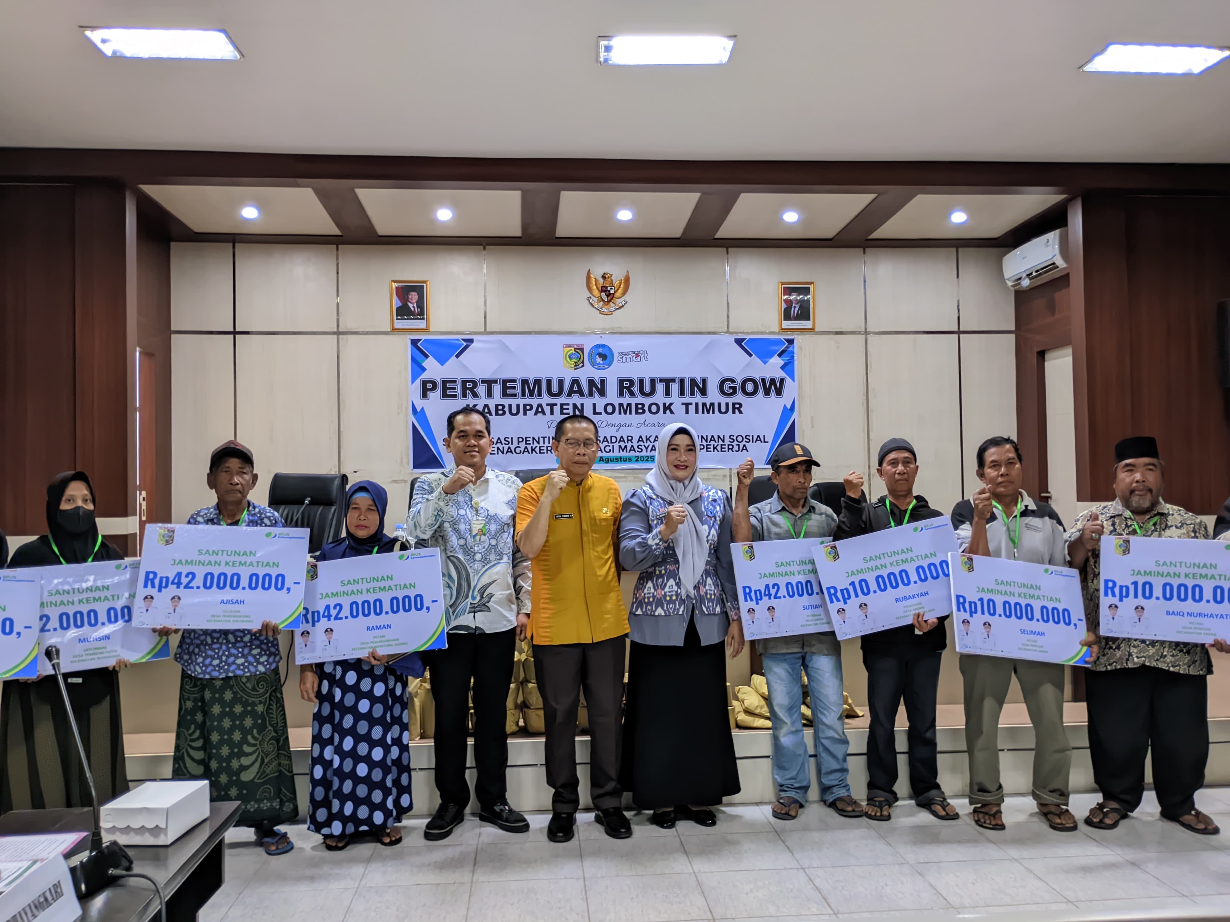 Wakil Bupati Lombok Timur bersama Kepala BPJS Ketenagakerjaan saat menyalurkan klaim kepada keluraga peserta.