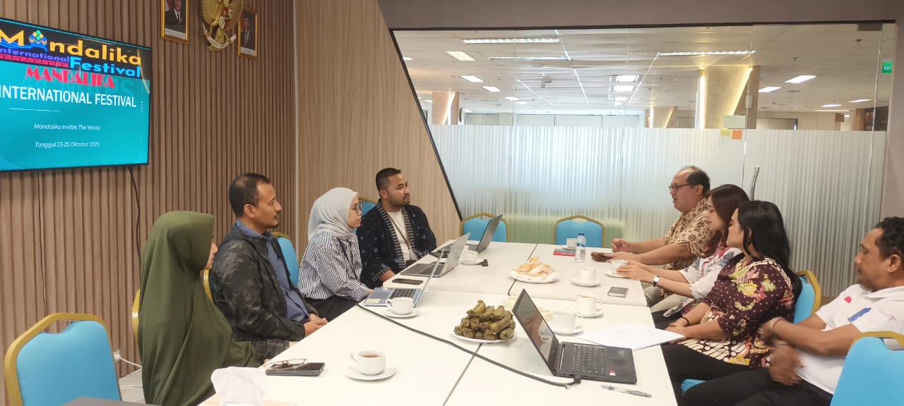 Pihak Kemenekraf RI, yang diwakili Direktur Kriya, Ayiik, menyatakan sangat mendukung adanya inovasi dan kolaborasi dalam menghasilkan MIF yang berkualitas.