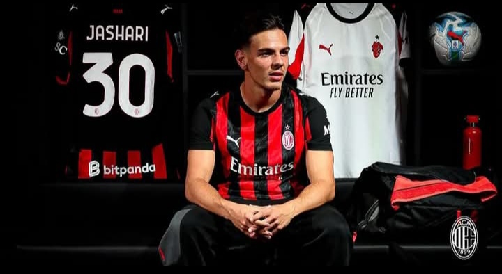 Ardon Jashari, pemain baru AC Milan  saat sesi pemotretan.