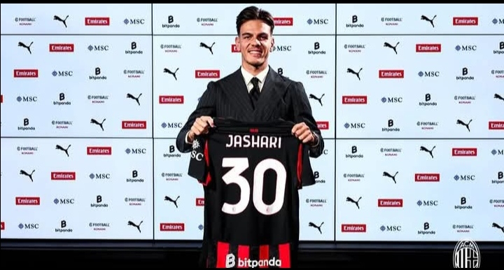 Ardon Jashari, pemain baru AC Milan menunjukkan nomor punggung yang dikenakan.