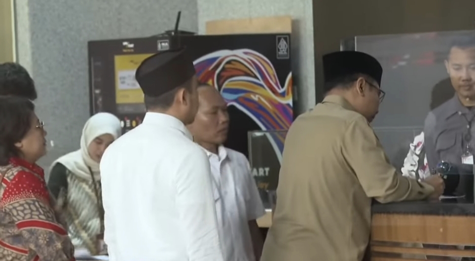 Gus Yaqut mengisi daftar buku tamu di KPK