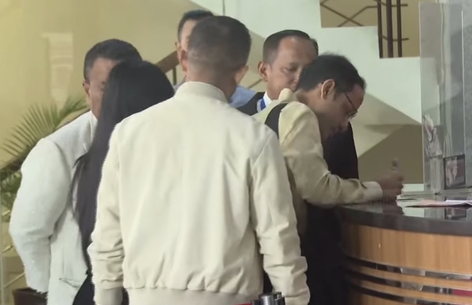 Nadiem Makarim mengisi daftar buku tamu di KPK