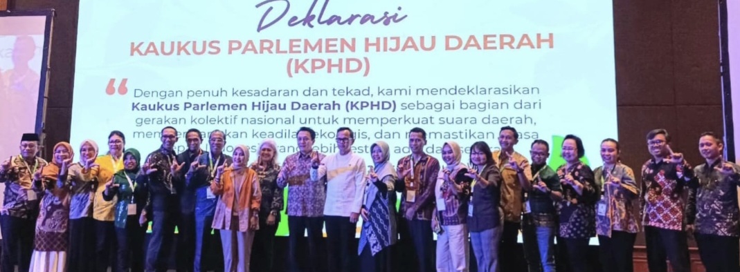 Anggota DPRD NTB Akhdiansyah bersama anggota DPRD daerah lain mendeklarasikan Kaukus Parlemen Hijau Daerah (KPHD) di  Hotel Aryaduta, Menteng, Jakarta, Rabu (6/8).