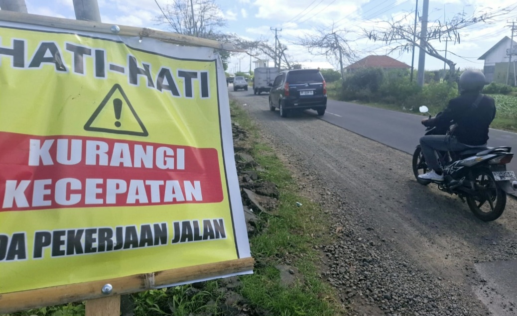 Petugas Balai Pemeliharaan Jalan Pulau Lombok memastikan akan segera mengaspal ruas jalan provinsi Praya-Keruak. Jalan ini berdebu saat dilintasi kendaraan.