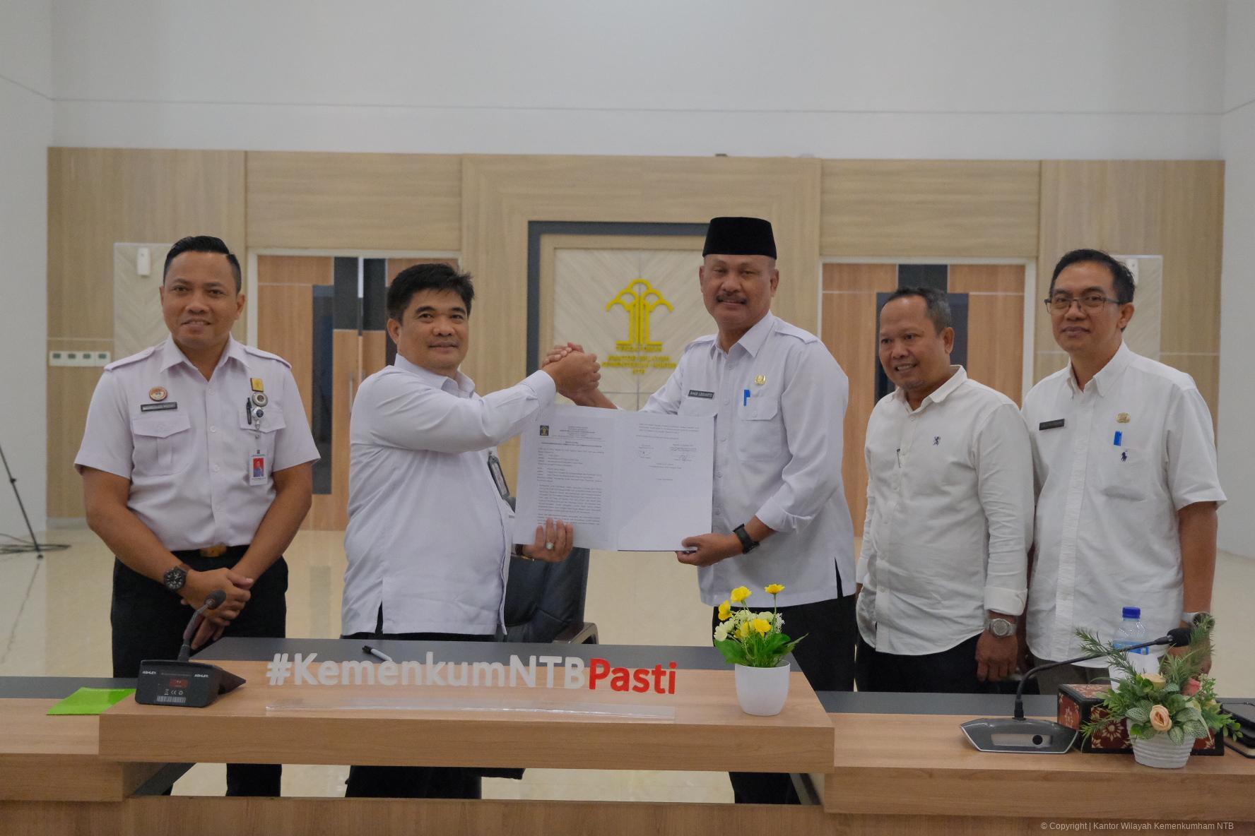 Kepala Divisi PPPH, Edward James Sinaga menyerahkan berita acara berita acara hasil harmonisasi antar pemrakrsa ke Kepala Dinas PUTR Lobar Ahad Legiartho.