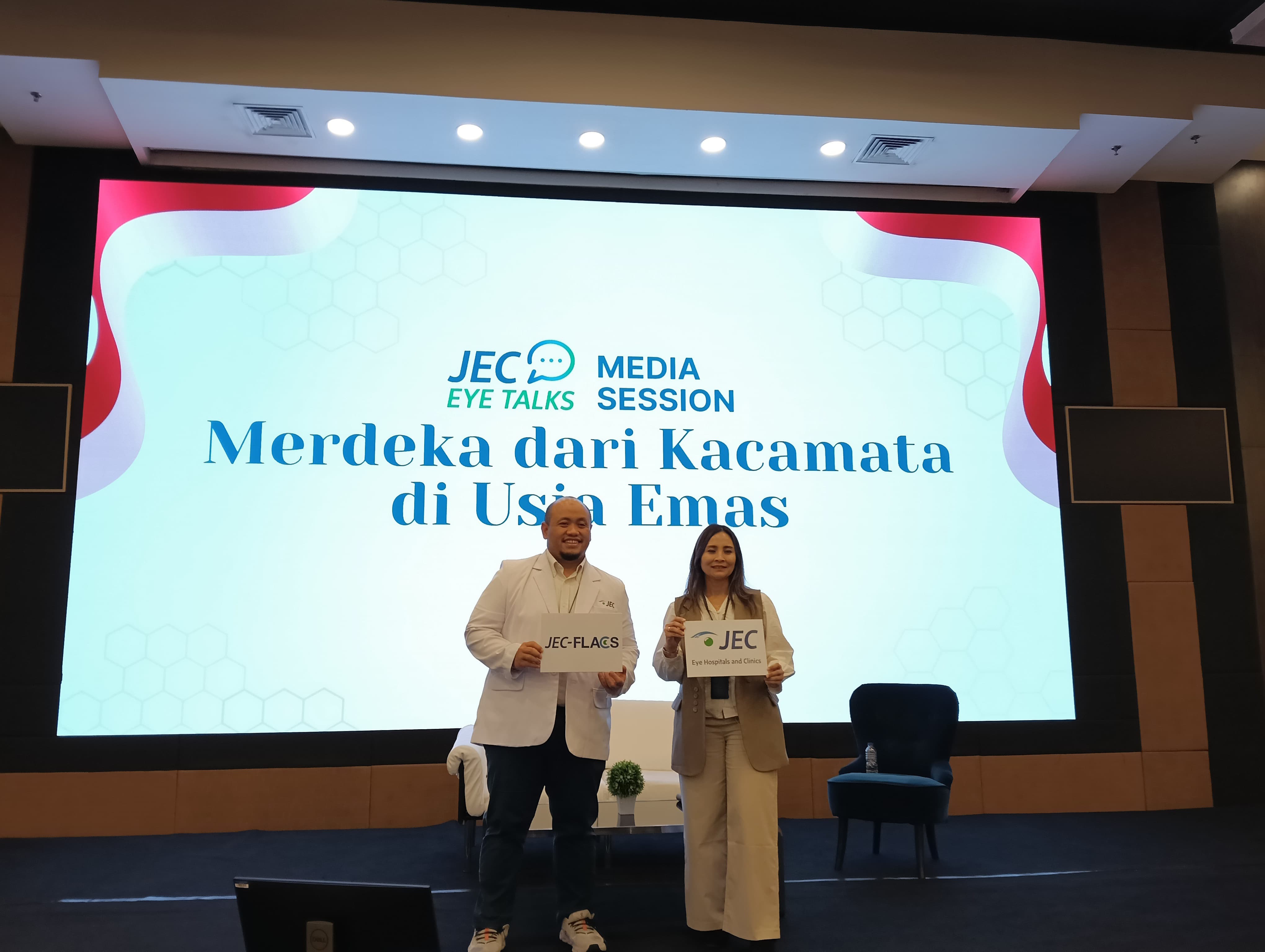 JEC Eye Hospitals and Clinics memperkenalkan prosedur Refractive Lens Exchange (RLE) berupa penggantian lensa mata