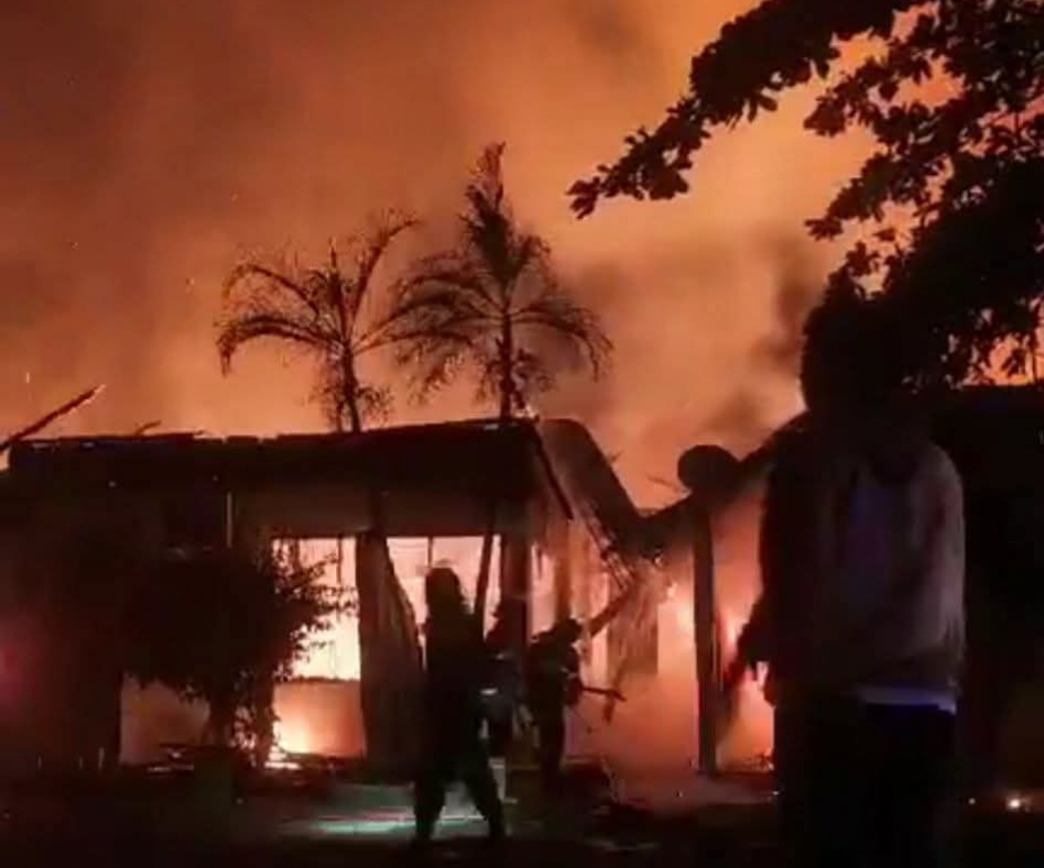 Kantor Inspektorat Kabupaten Bima di Jalan Ksatria Nomor 3, Kelurahan Penatoi, Kecamatan Mpunda, Kota Bima terbakar sekitar pukul 03.50 Wita, Kamis (7/8).