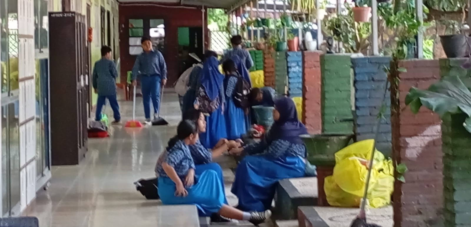 Murid SDN 19 Cakranegara duduk di depan kelas, sekolah genjot literasi dan numerasi.