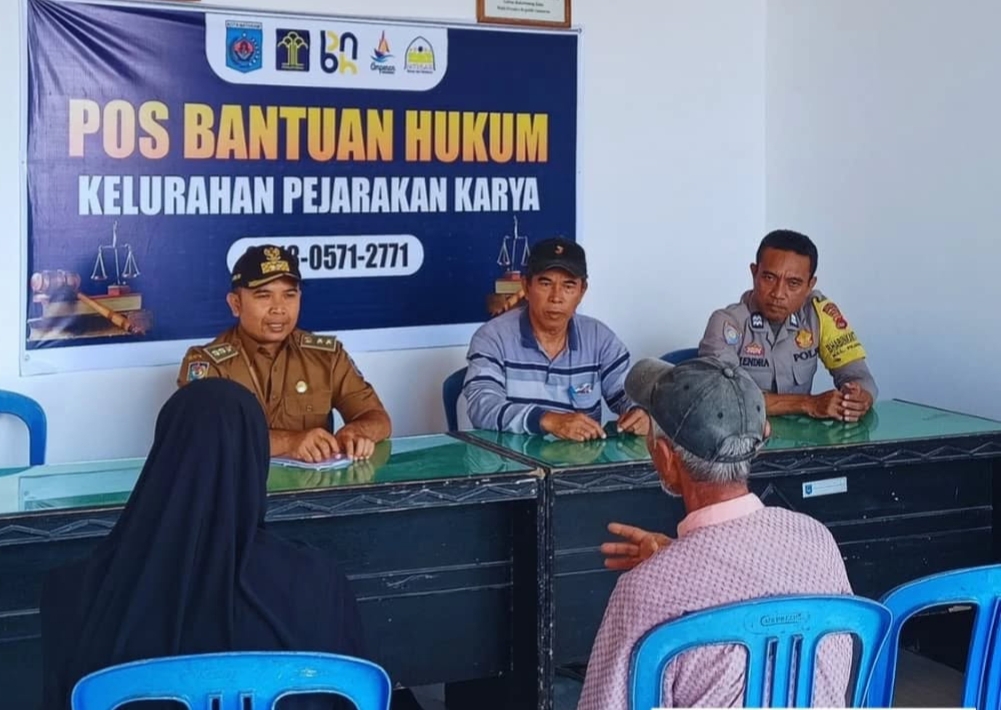 Lurah Pejarakan Karya, Mulhakim SH didampingi Bhabinkamtibmas dan Kepala Lingkungan memediasi warga di Pos Bantuan Hukum Kelurahan Pejarakan Karya beberapa waktu lalu.