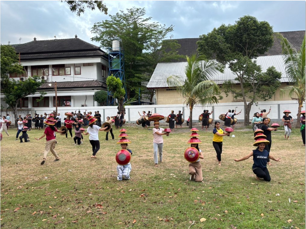 WAKILI DAERAH: Para penari penuh konsentrasi menjalani sesi latihan persiapan untuk tampil dalam upacara peringatan HUT RI ke-80 di Istana Merdeka, Jakarta. Latihan terpusat di Taman Budaya NTB.