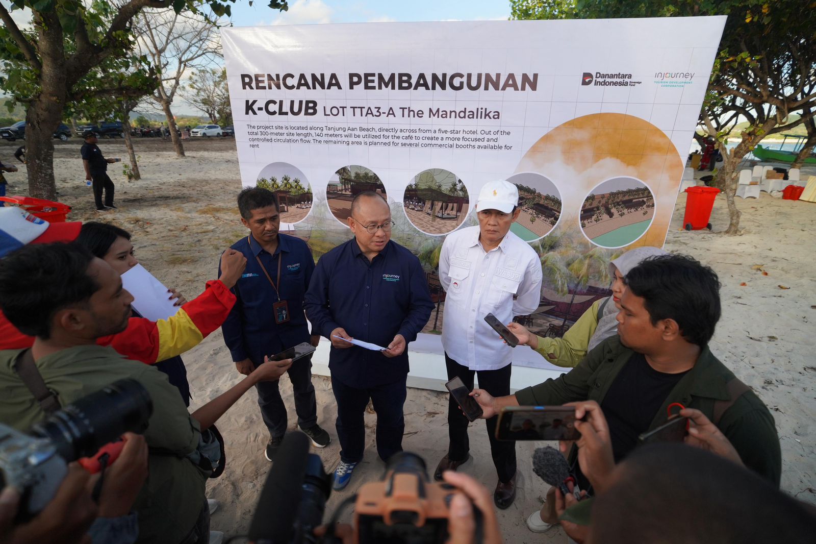 Wakil Bupati Loteng HM Nursiah (kanan) dan Direktur Operasi ITDC Troy Reza Warokka (tengah) menegaskan pembangunan hotel dan beach club mewah segera dimulai di Pantai Tanjung Aan