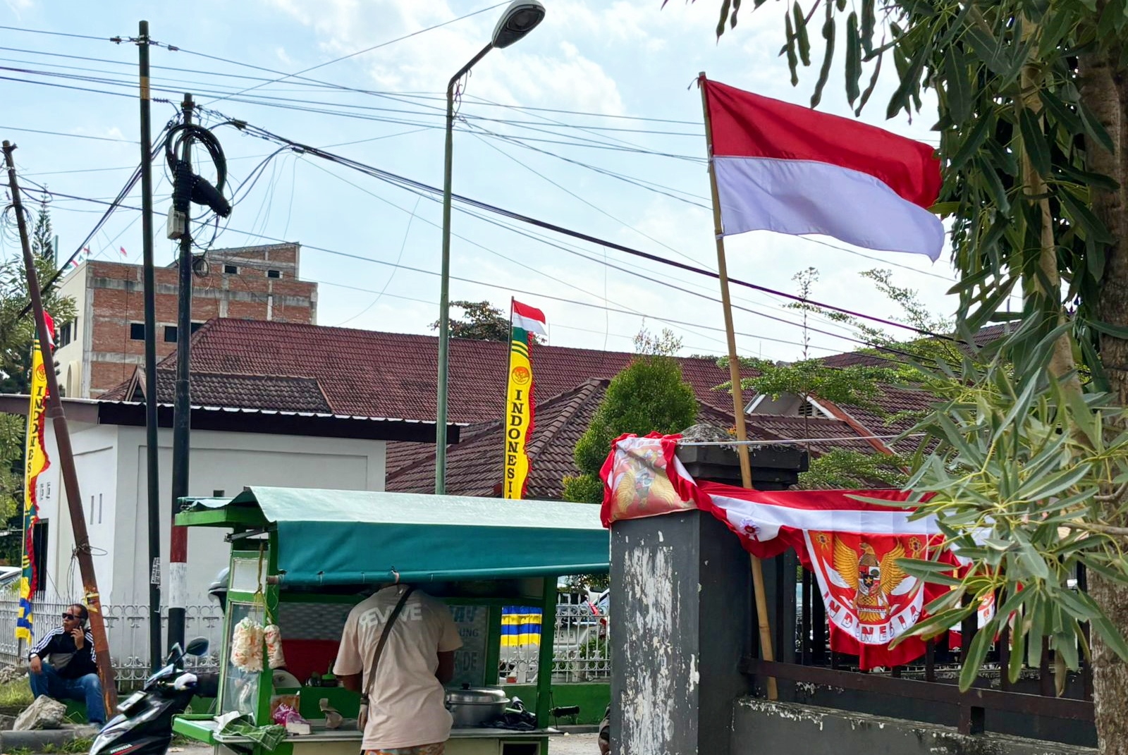 LAMBANG NEGARA: Bendera Merah Putih berkibar di depan kantor Bakesbangpoldagri NTB, Kamis (7/8).