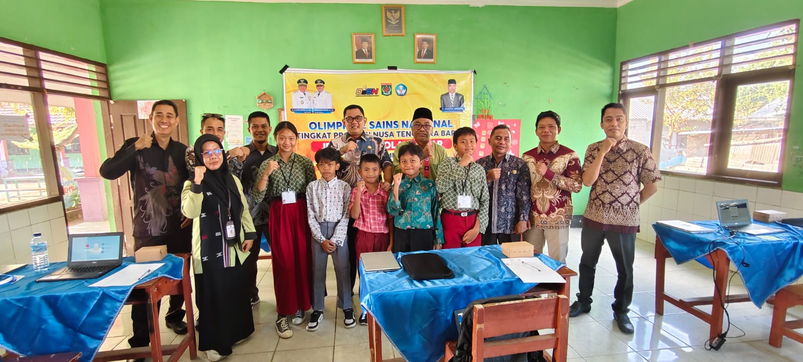 Wabup Lombok Utara Kusmalahadi Syamsuri berfoto bersama semua peserta OSN jenjang SD tingkat Provinsi NTB di SDN 3 Gondang, Kecamatan Gangga, Kamis (7/8).