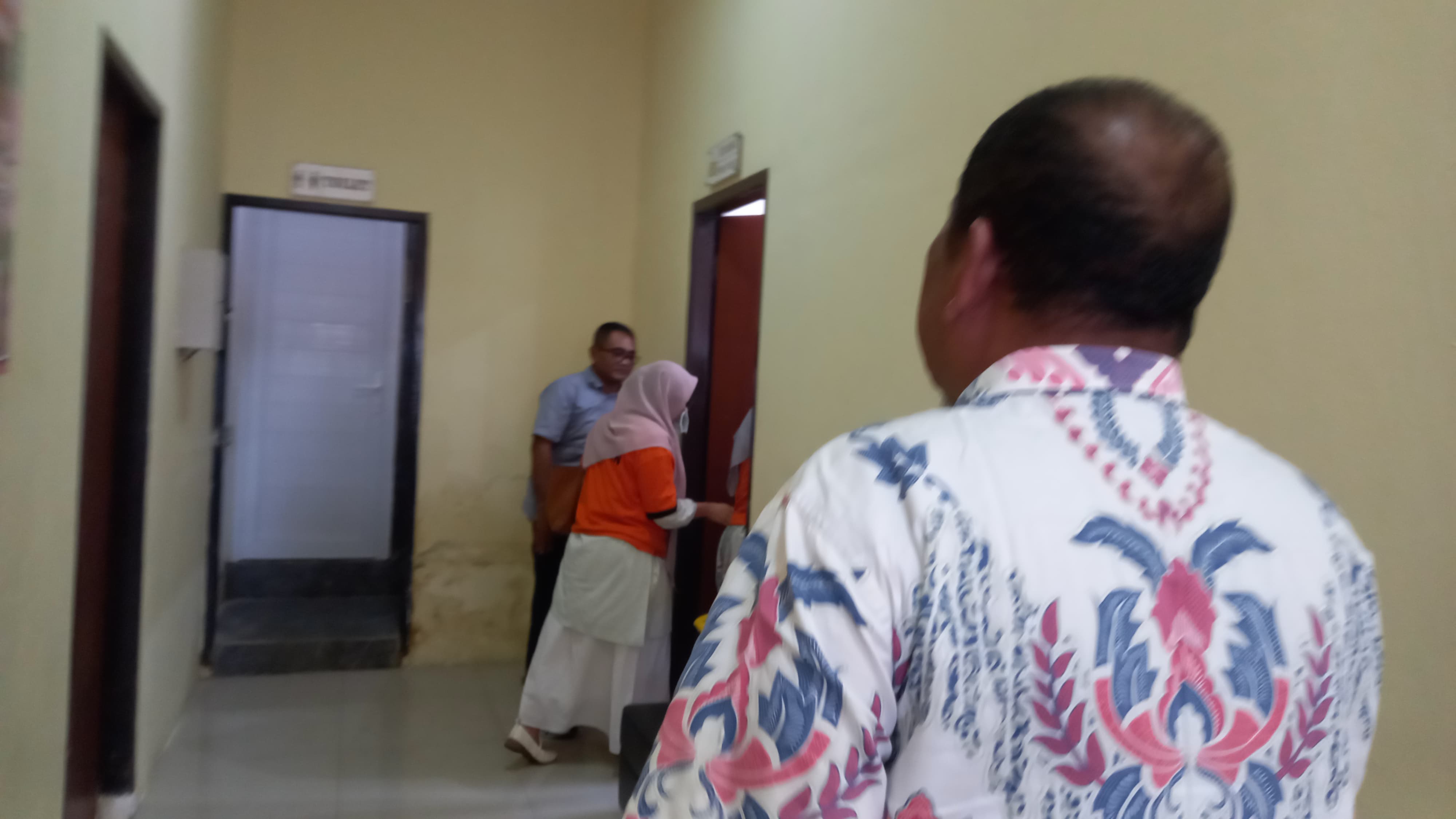 PEMERIKSAAN TAMBAHAN: Sejumlah tersangka korupsi pengadaan masker Covid-19 masuk ke ruang penyidik Tipikor Polresta Mataram, Kamis (7/8).