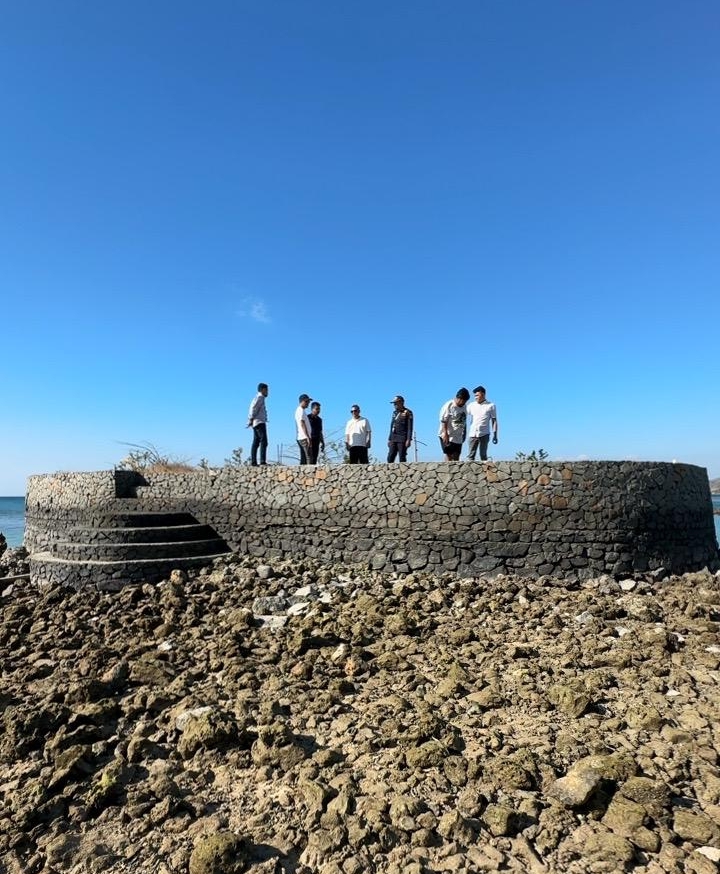 TURUN LAPANGAN: Tim dari PSDKP Lotim turun mengecek bangunan di tengah laut yang diduga hasil reklamasi di Gili Gede, Sekotong, Rabu (6/8).
