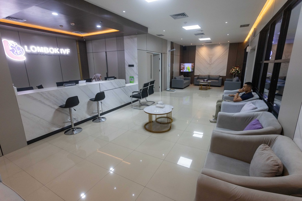 VISIONER: Ruang tunggu layanan Lombok IVF di RSUD H. Moh. Ruslan Kota Mataram dirancang dengan nuansa modern dan kenyamanan tinggi, menjadi tempat awal pasangan memulai proses bayi tabung.