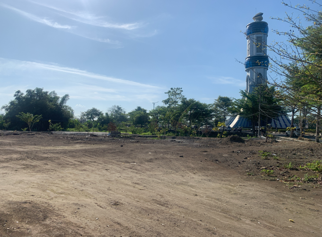 SEDANG PROSES: Perataan tanah yang ada di sampaing gedung Perpustakaan Kota Mataram yang akan dibuat menjadi taman, beberapa waktu lalu.&nbsp;