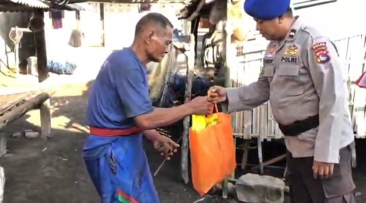 Personel Ditpolairud Polda NTB memberikan paket sembako kepada warga pesisir Lombok Barat.