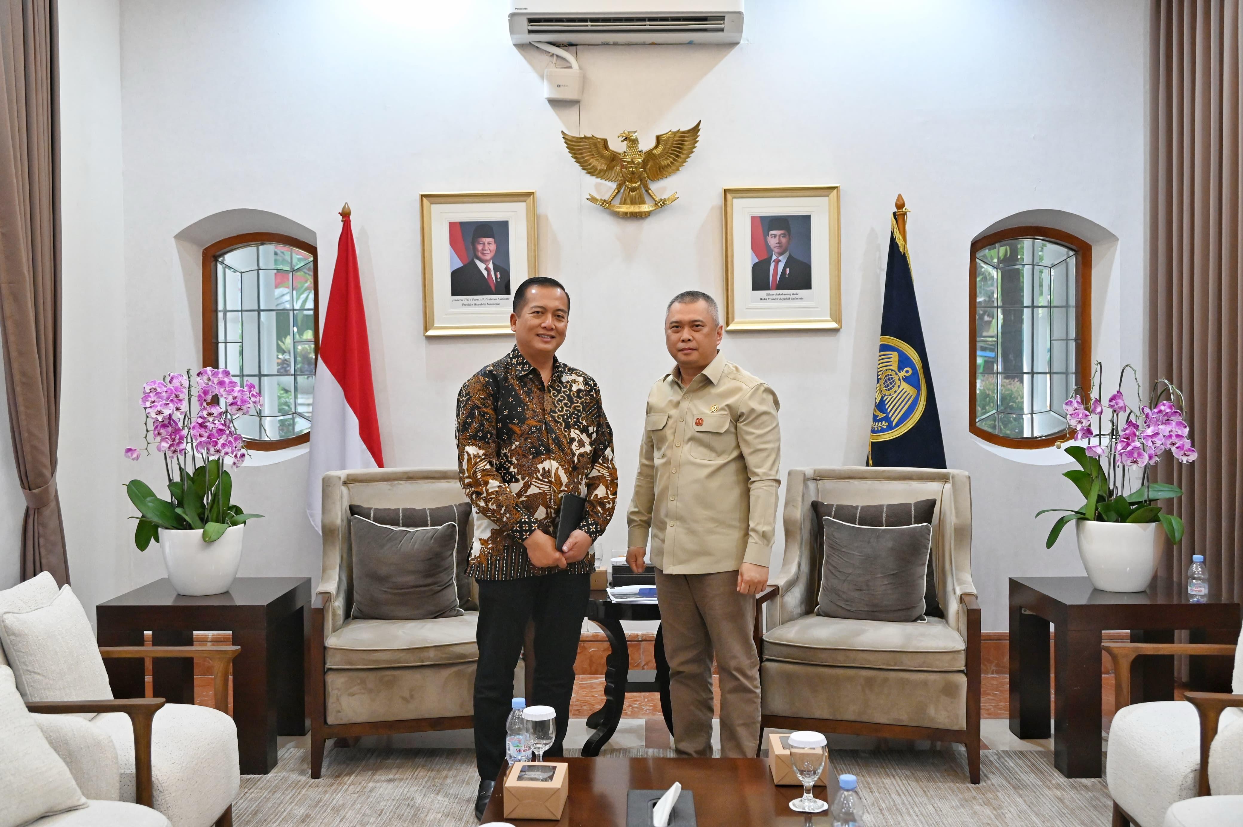 Gubernur NTB Lalu Muhamad Iqbal (kiri) bersama Menhub RI Dudy Purwagandhi, dalam pertemuan yang digelar, Kamis (7/8).