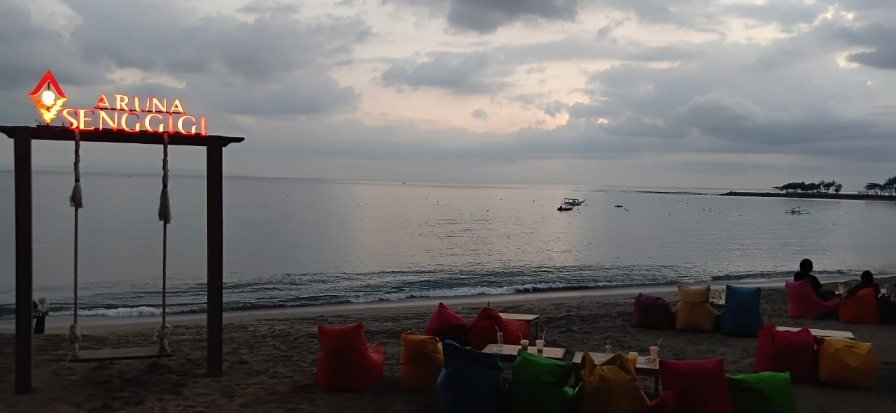 MENIKMATI SEA VIEW ARUNA SENGGIGI: Beberapa pengunjung menikmati sea view Aruna Senggigi, beberapa hari lalu. (NURUL/LOMBOK POST)