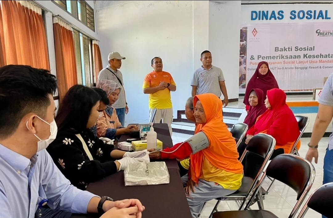 Tim Aruna Senggigi memberikan layanan pemeriksaan kesehatan di pusat pelayanan sosial lanjut usia Mandalika, Jumat (8/8).