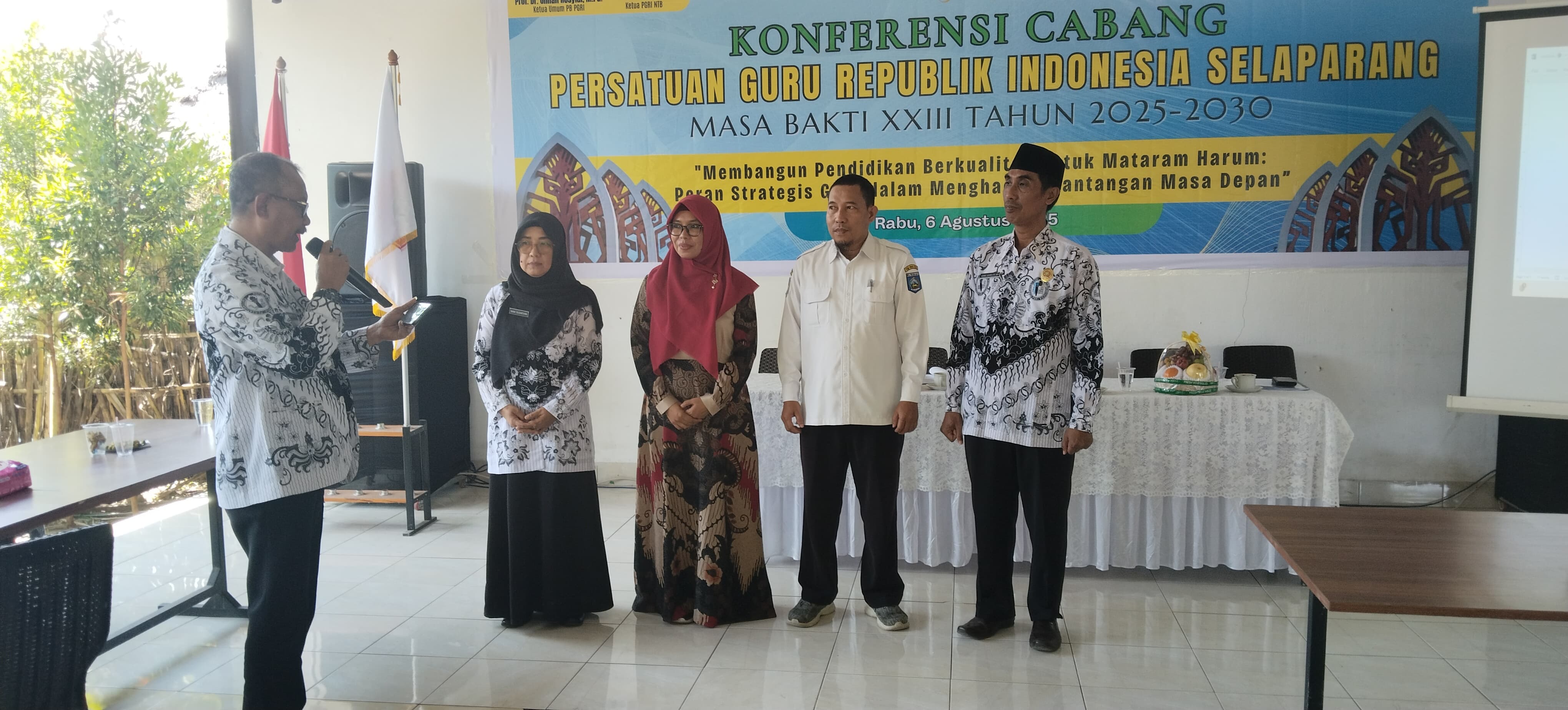 Kepala SMPN 23 Mataram H Achmad Jauhari (kanan) kembali dipercaya pimpin PGRI Kecamatan Selaparang untuk periode 2025-2030.