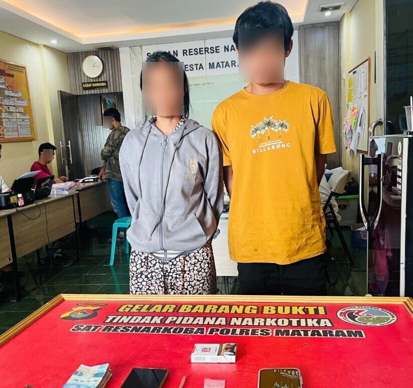 TERTANGKAP: Pasutri bersama jaringan  pengedar sabu diamankan ke Mapolresta Mataram, Kamis (7/8).