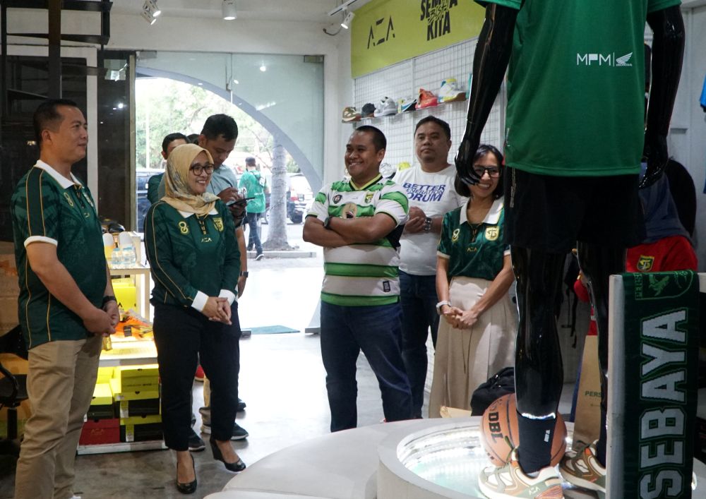 Gubernur NTB Lalu Muhamad Iqbal didampingi Direktur Lombok Post Alfian Yusni saat mengunjungi DBL Indonesia.