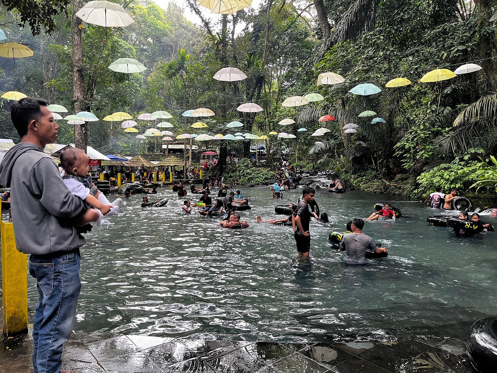 Pengunjung yang tengah menikmati liburan akhir pekan di taman wisata Aik Nyet, Sesaot, Narmada, belum lama ini.