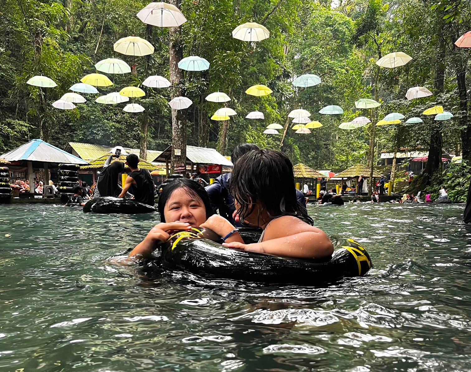Pengunjung yang tengah menikmati liburan akhir pekan di taman wisata Aik Nyet, Sesaot, Narmada, belum lama ini.