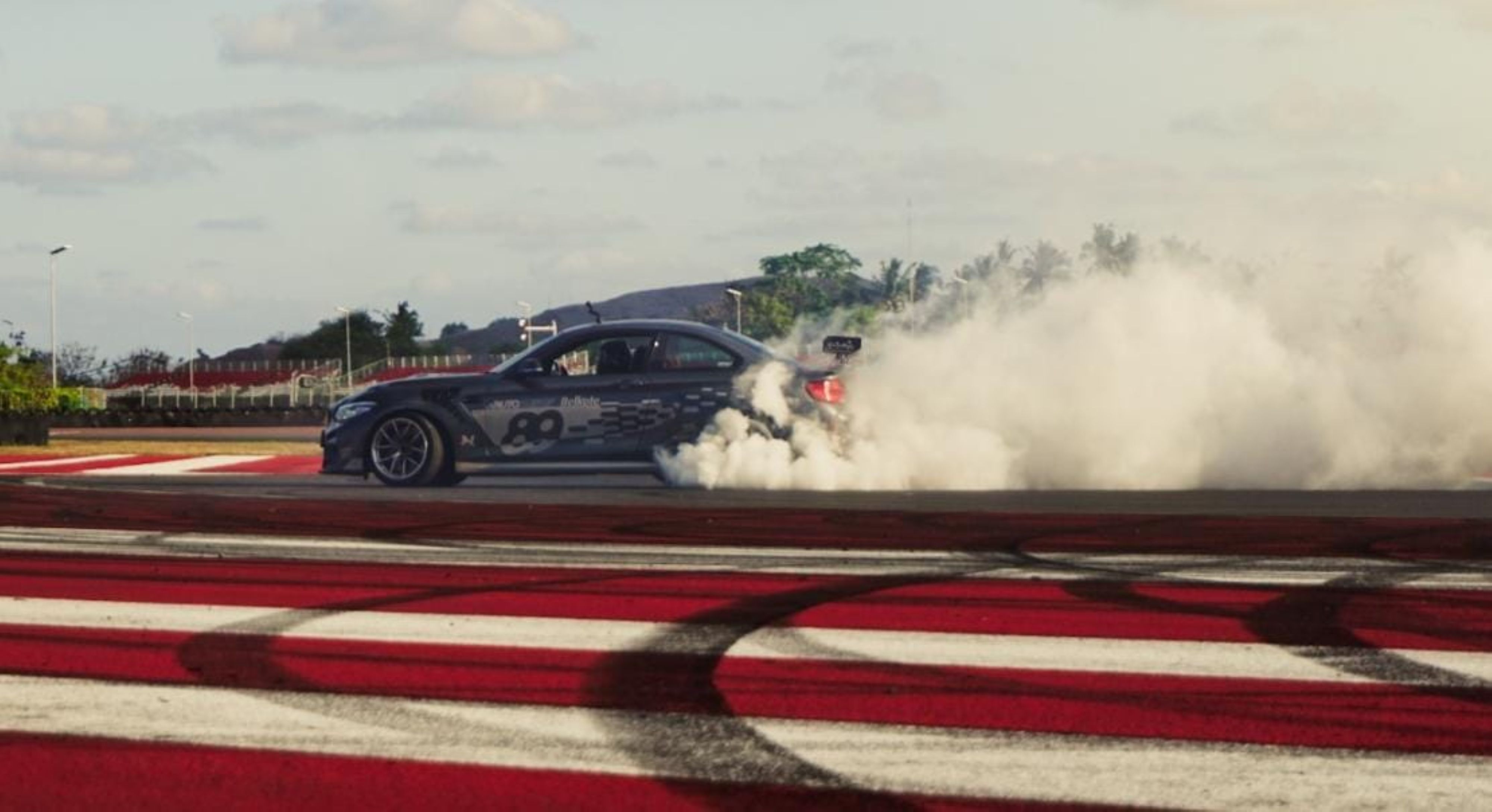 Aksi Drifting Ziko Harnadi panaskan Sirkuit Internasional Mandalika