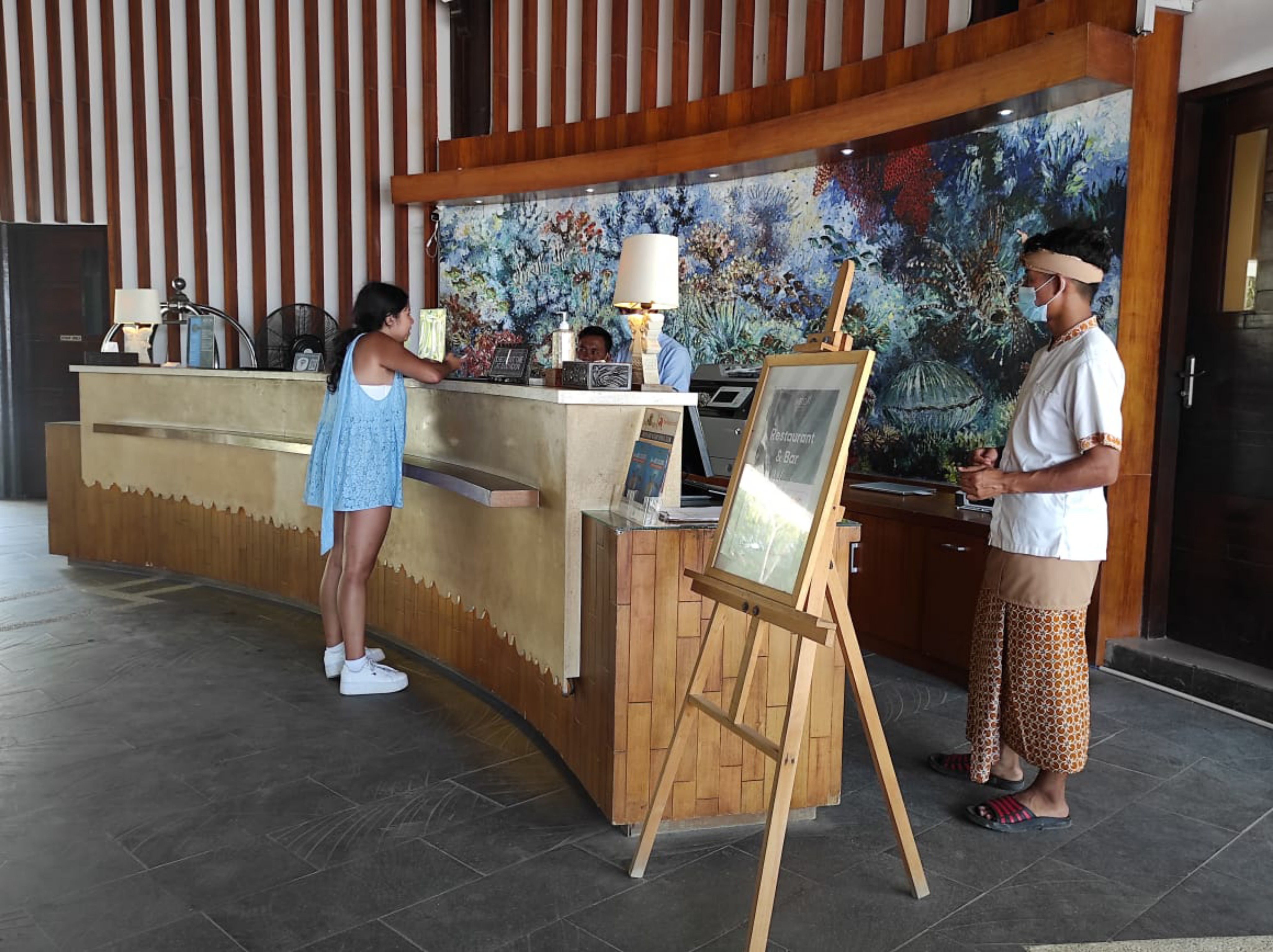 Wisatawan mancanegara melakukan proses check in di sebuah hotel di Gili Trawangan, beberapa waktu lalu.